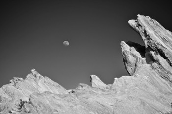  Moon over Vasquez Rocks, California 